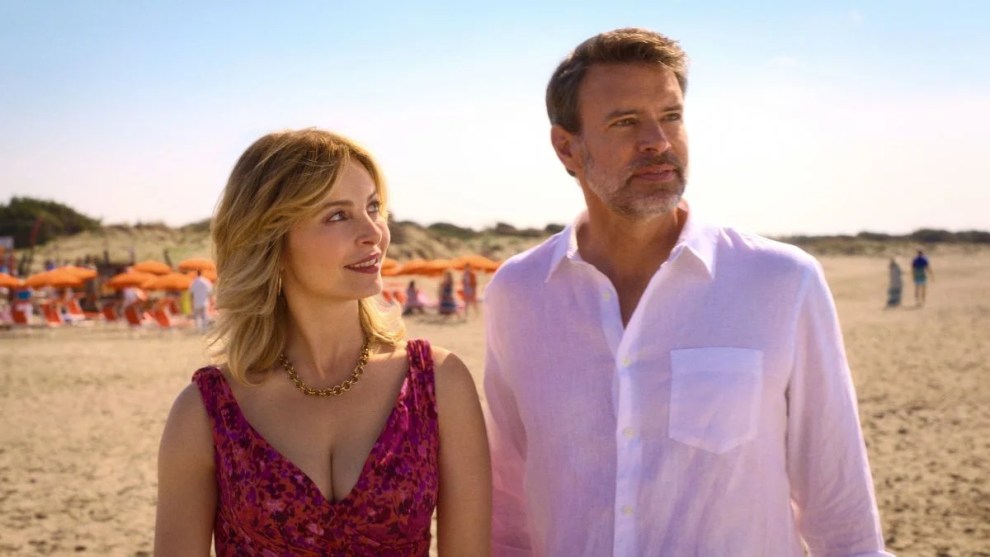 Scott Foley and Violante Placido in Netflix's "La Dolce Villa" (Netflix)